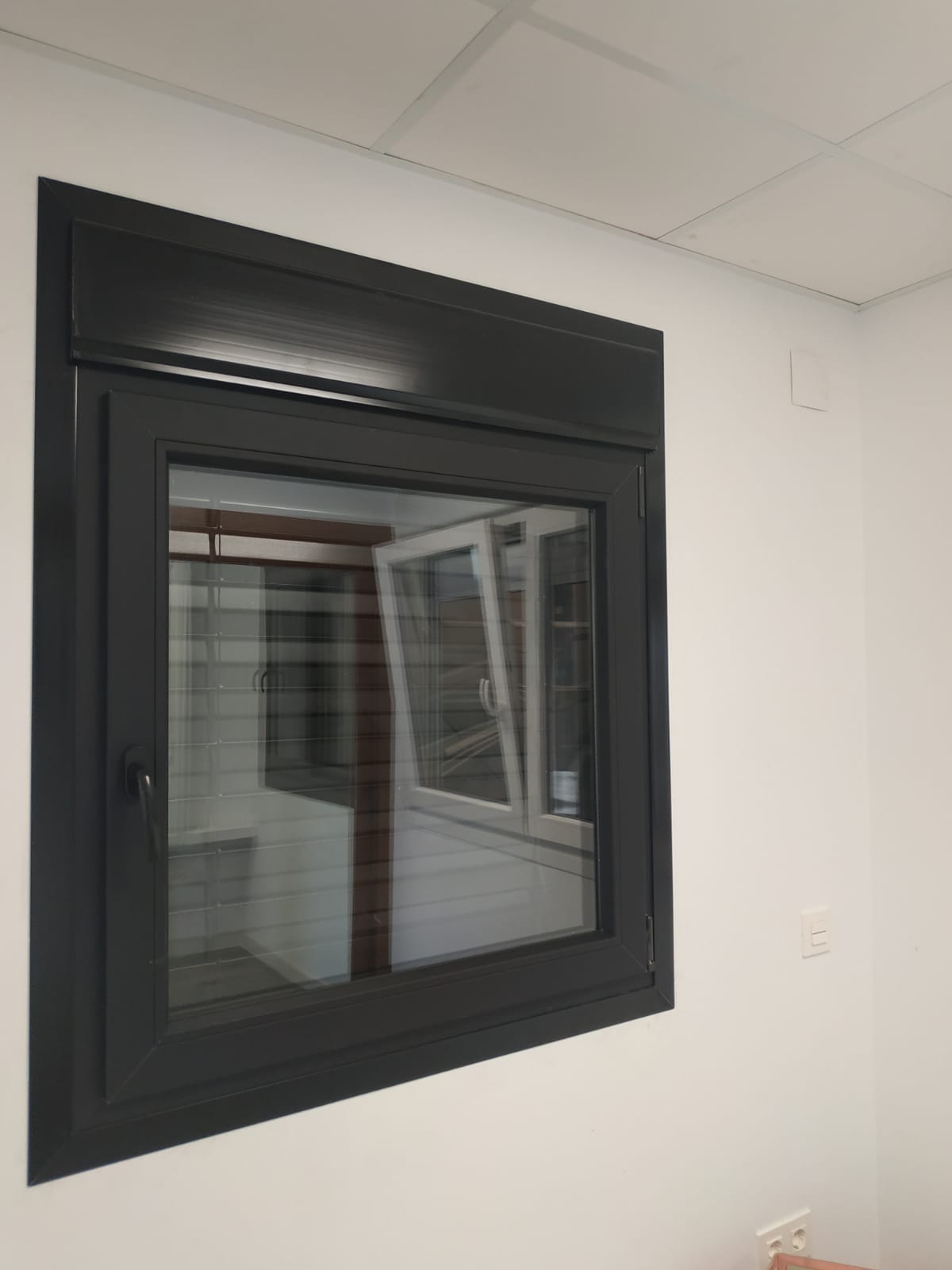 Ventana-de-1-hoja-oscilobatiente-con-novedad-persiana-Persyvex-orientable-motorizada-color-negro-mate-Spectral.