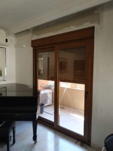 Balconera-y-ventana-de-4-hojas-correderas-con-obra-cajón-en-PVC-c