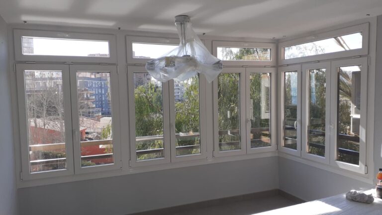 Cerramiento de Pvc abatible oscilobatiente lacado en bronce exterior · trabajo de Ventanas Verdún