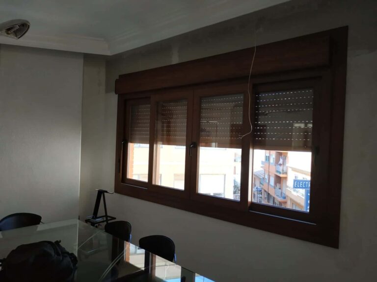 Balconera y ventana de 4 hojas correderas con obra cajón en Pvc color roble dorado y cristales acústicos · trabajo de Ventanas Verdún