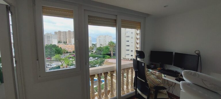 Vivienda completa en San Juan Playa con carpintería de Pvc lacada en color crema el exterior. · trabajo de Ventanas Verdún