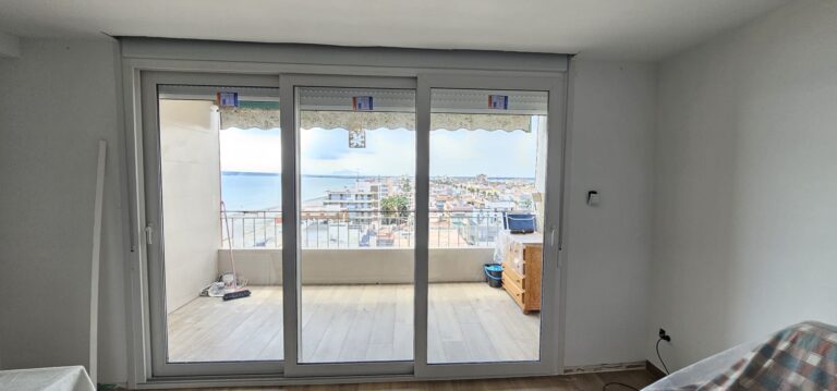 Balconera de PVC de 3 hojas con persiana · trabajo de Ventanas Verdún