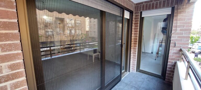 Vivienda completa en centro San Juan pueblo. Ventanas y puertas de pvc con persianas motorizadas · trabajo de Ventanas Verdún