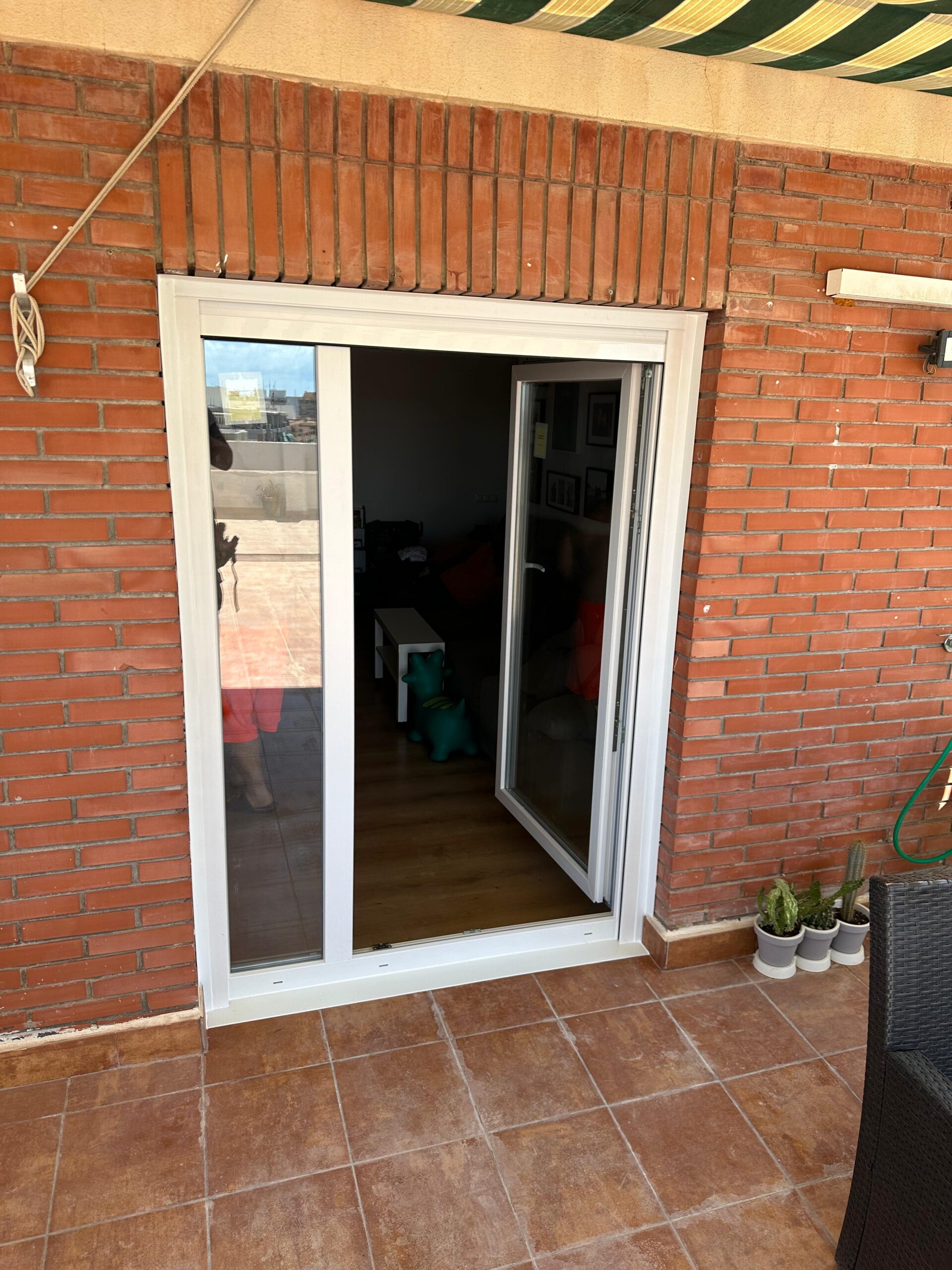 Puerta acceso a terraza con persiana motorizada