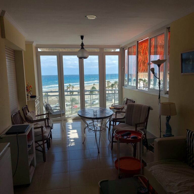 Combinación abatible y correderas de pvc en cerramiento en primera línea de playa · trabajo de Ventanas Verdún