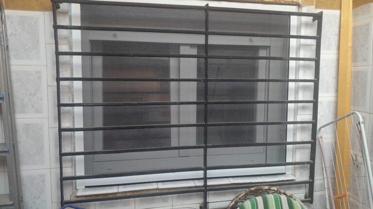 Instalación de ventanas abatibles oscilobatientes de PVC con mosquitera · trabajo de Ventanas Verdún
