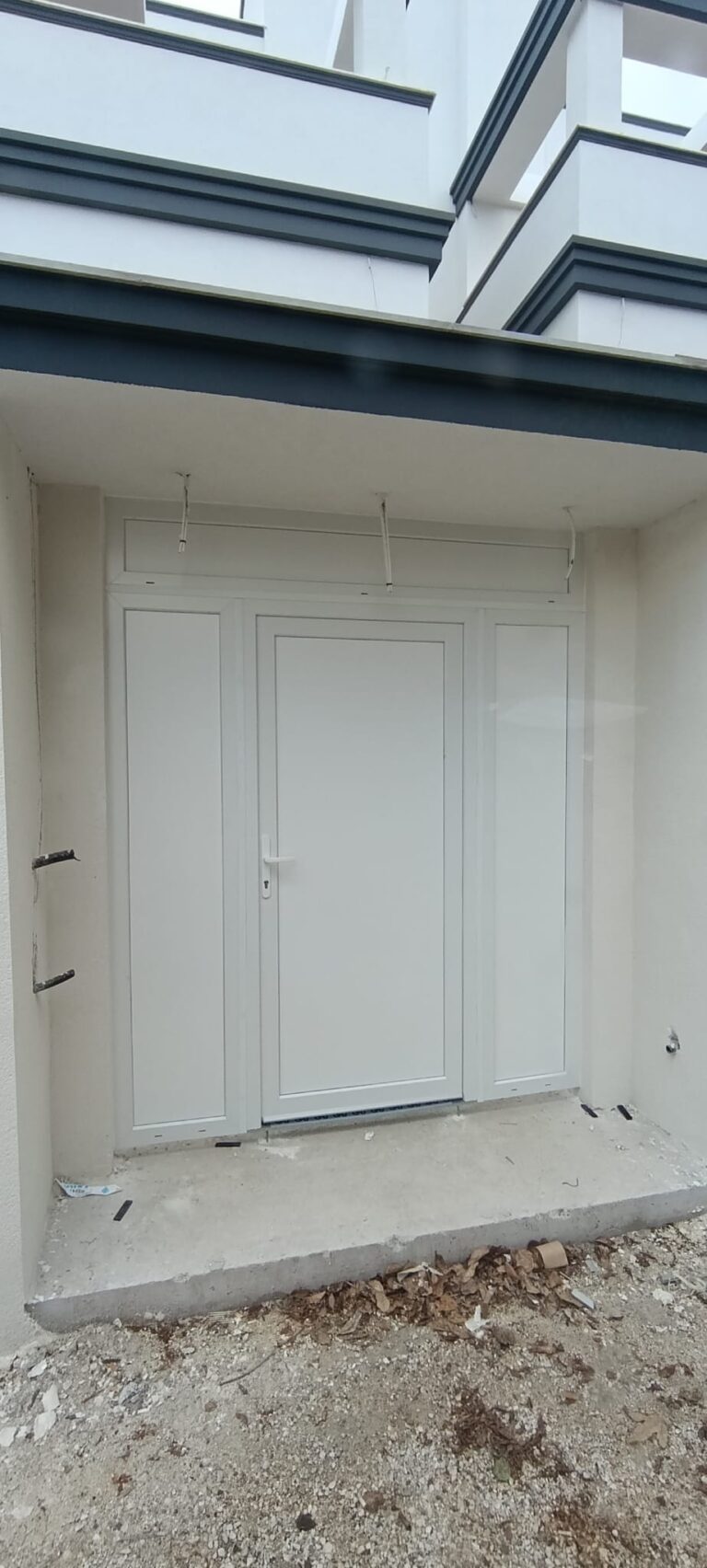 Puerta calle entrada a un hotel con portero automático · trabajo de Ventanas Verdún
