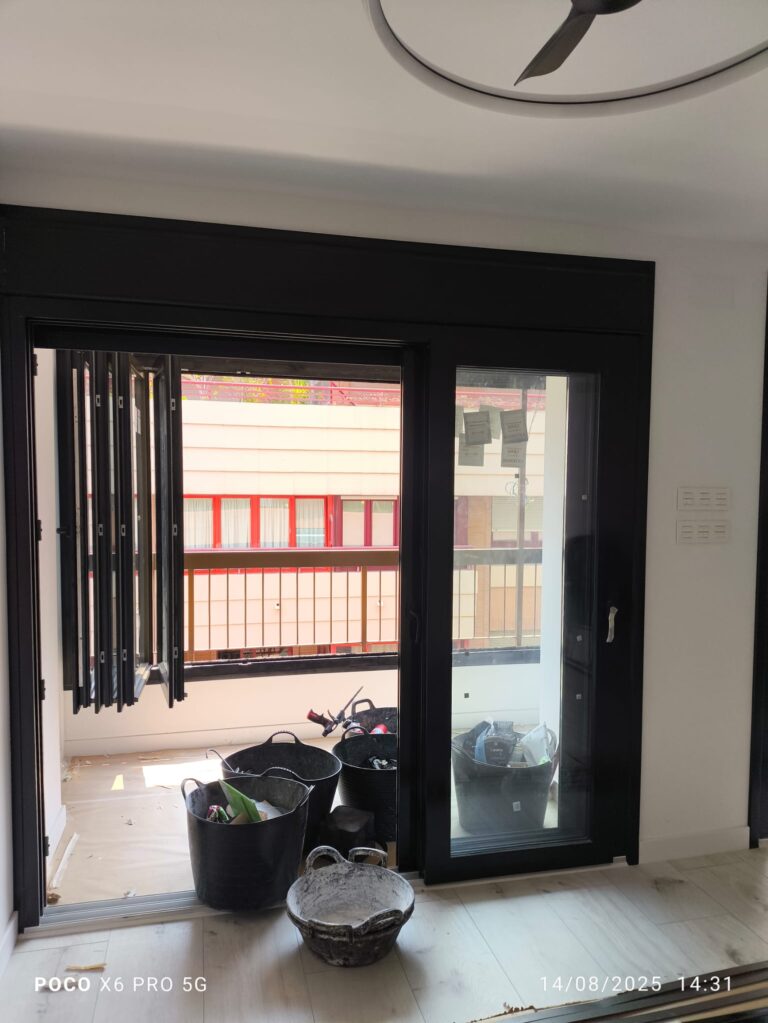 Ventanas abatibles, correderas y balconeras correderas de 3 hojas · trabajo de Ventanas Verdún