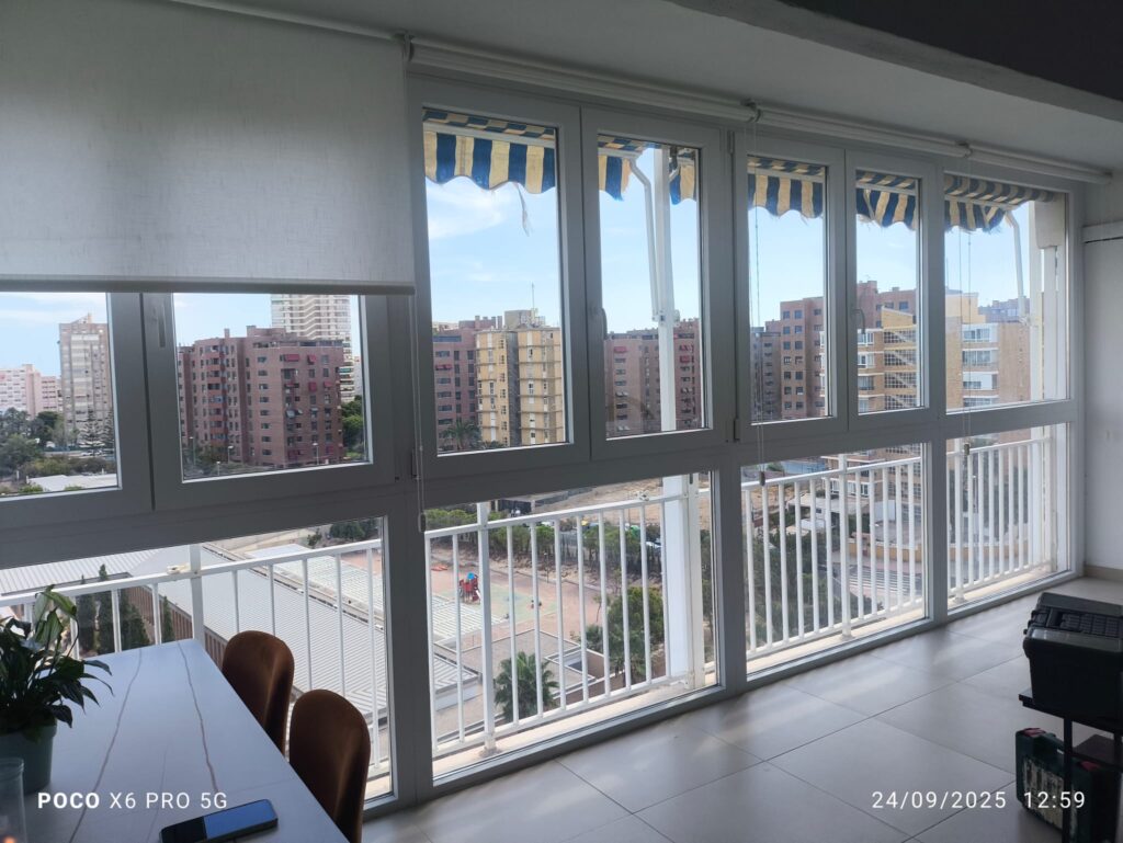 Cerramiento PVC blanco en terraza de piso alto con vistas Alicante