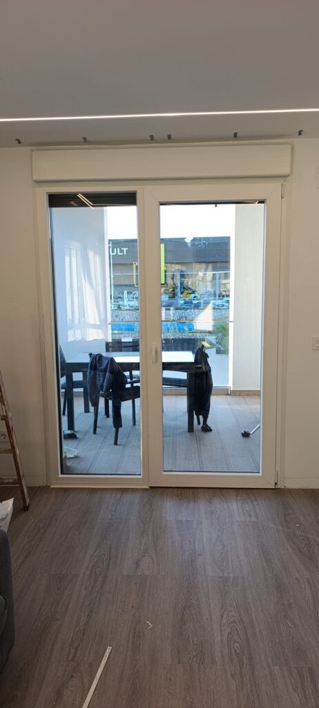 Puerta especial de PVC con fijo lateral y PASO LIBRE