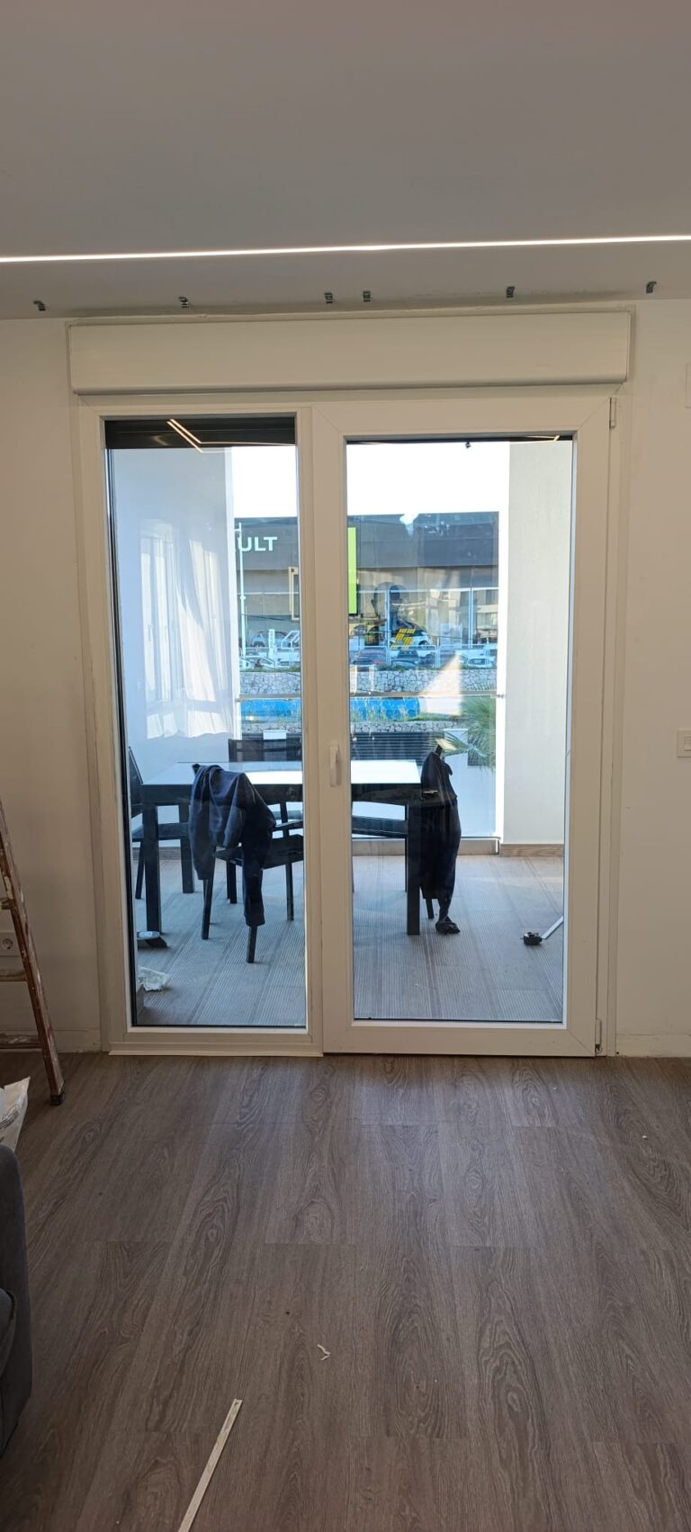 Puerta especial de PVC con fijo lateral y PASO LIBRE y de ancho homologada para minusválidos. · trabajo de Ventanas Verdún