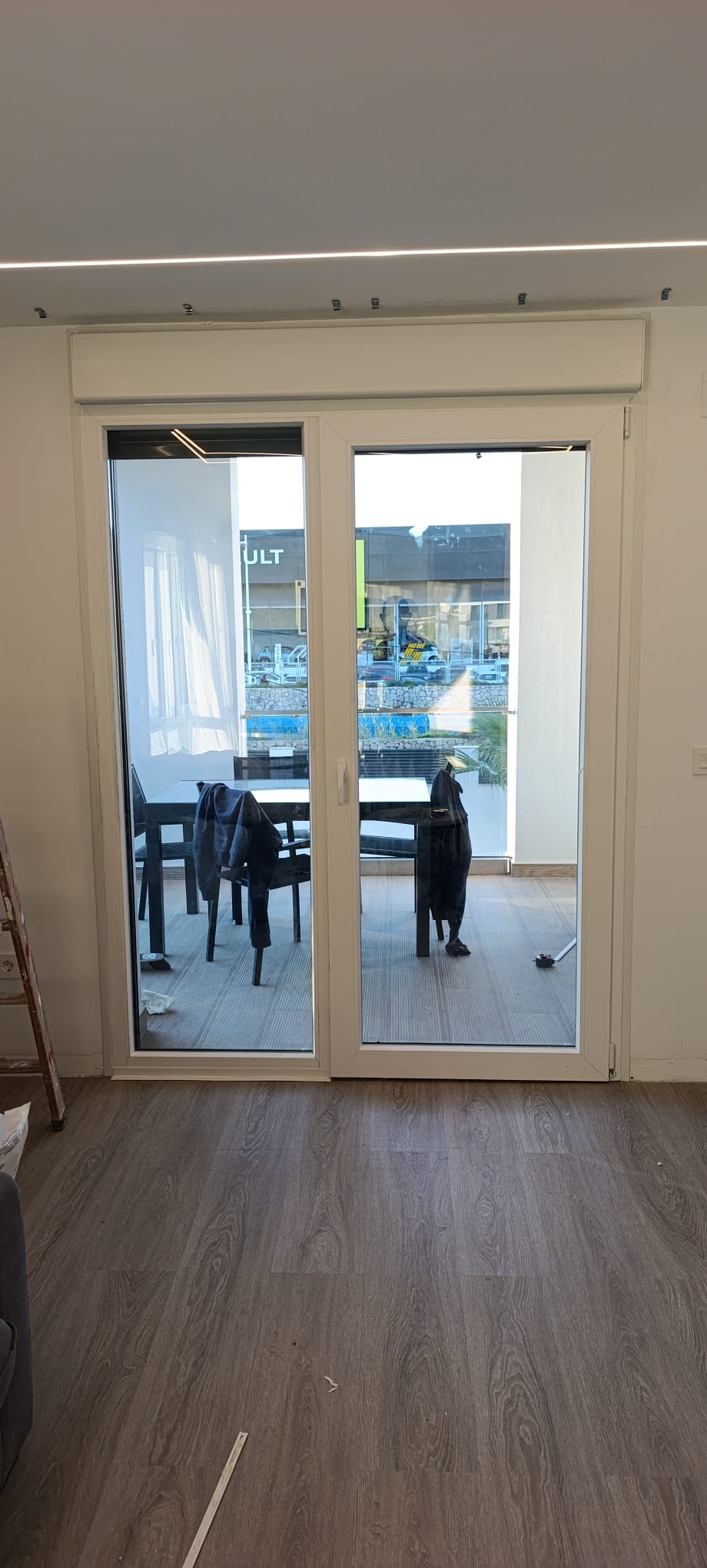 Puerta especial de PVC con fijo lateral y PASO LIBRE