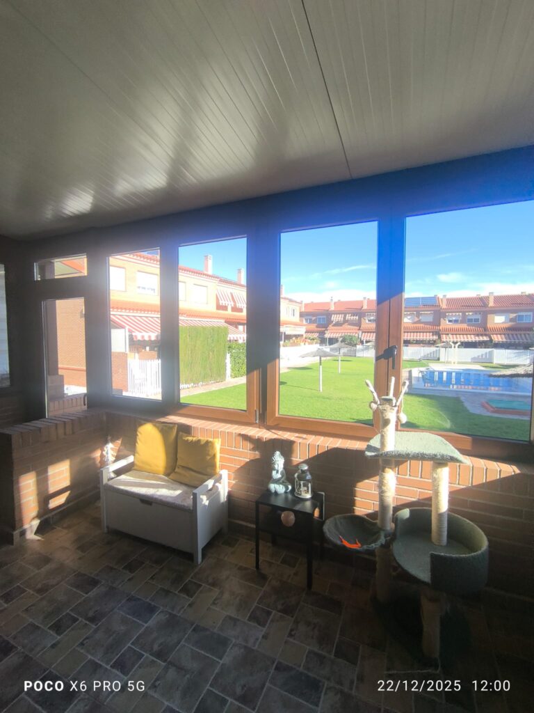 Cerramiento a medida en PVC foliado color nogal