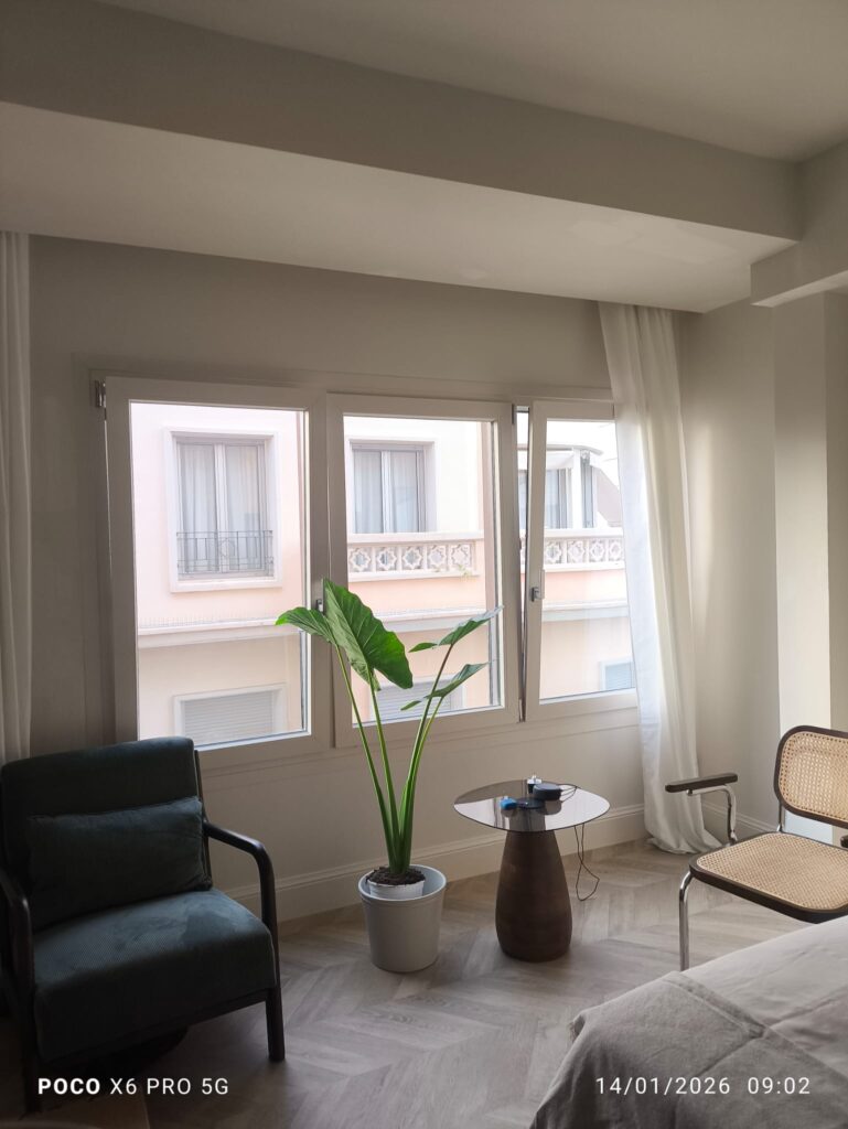 Ventanas de PVC abatibles combinadas con balconera corredera