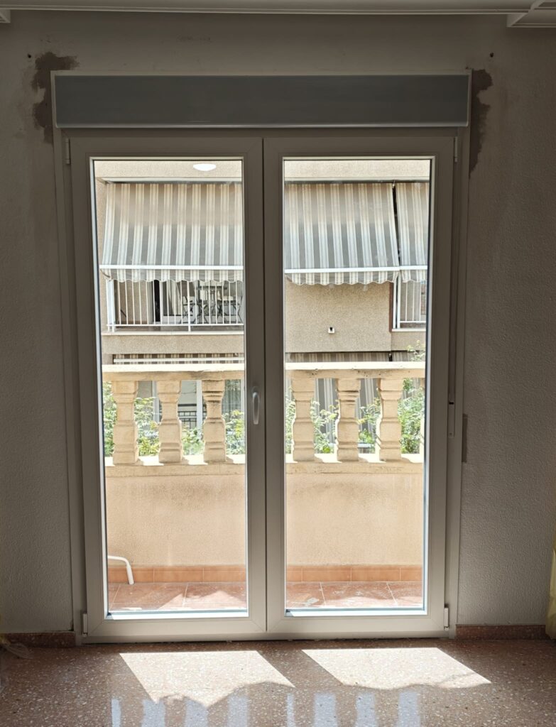 Balconeras abatibles de PVC de dos hojas
