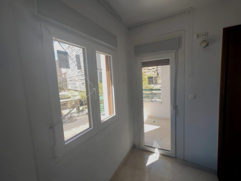 Cerramiento en PVC bicolor en Benidorm · trabajo de Ventanas Verdún