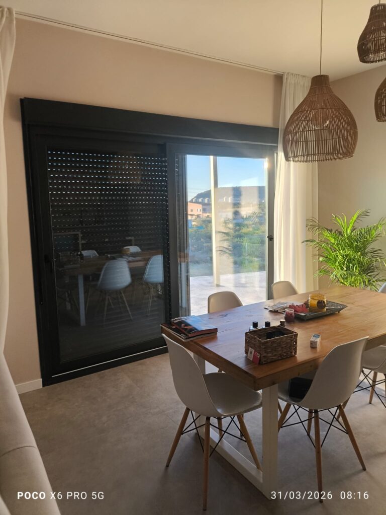 Vivienda unifamiliar de obra nueva terminada con una carpintería de PVC en color RAL 7016 · trabajo de Ventanas Verdún