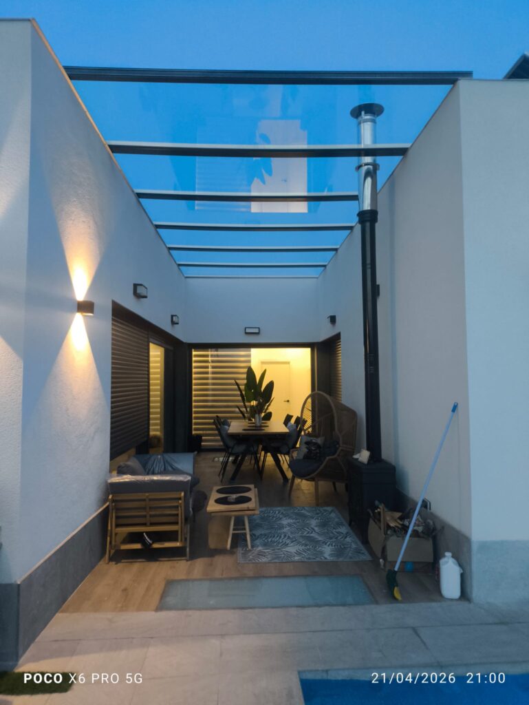 techo de cristal realizado con marco de PVC