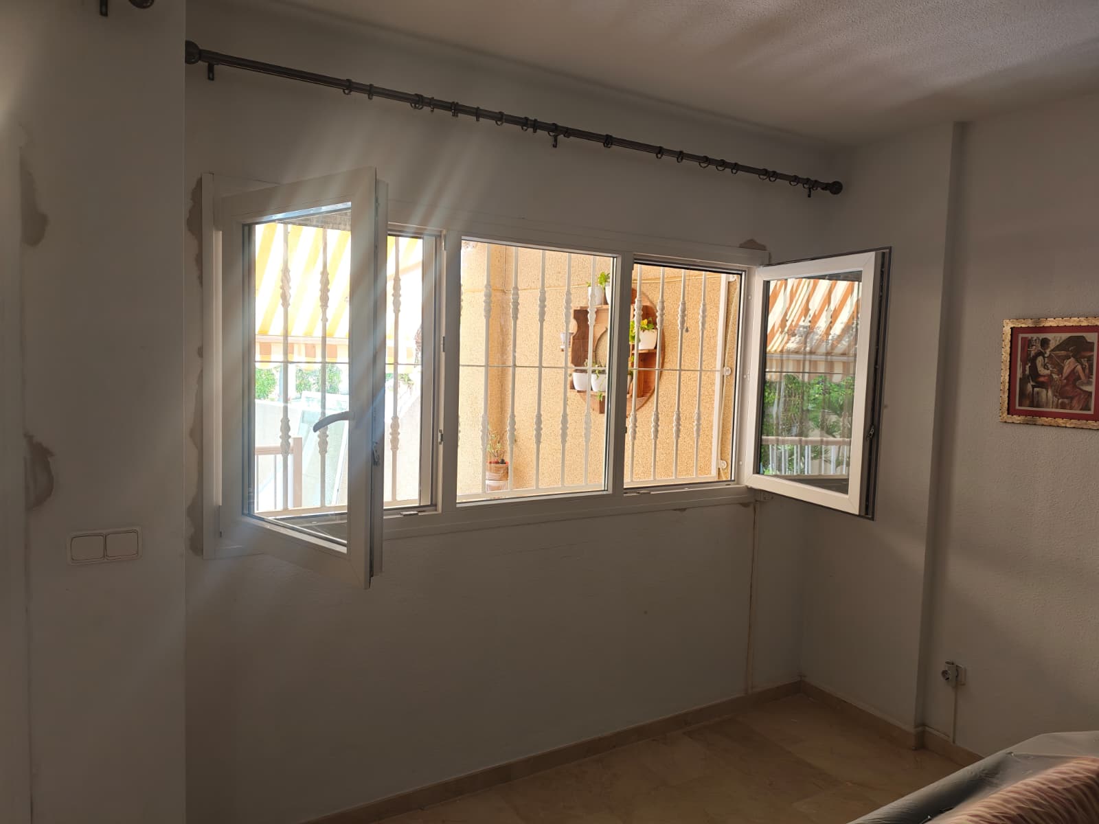 Ventanas abatibles con mosquiteras enrollables
