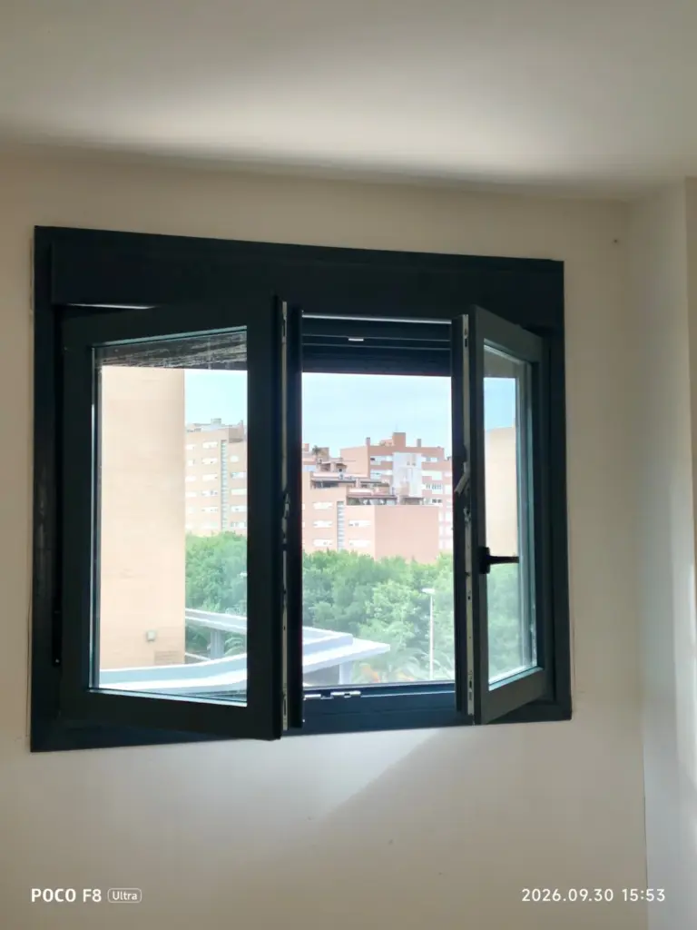 Ventana de dos hojas abierta en Playa de San Juan