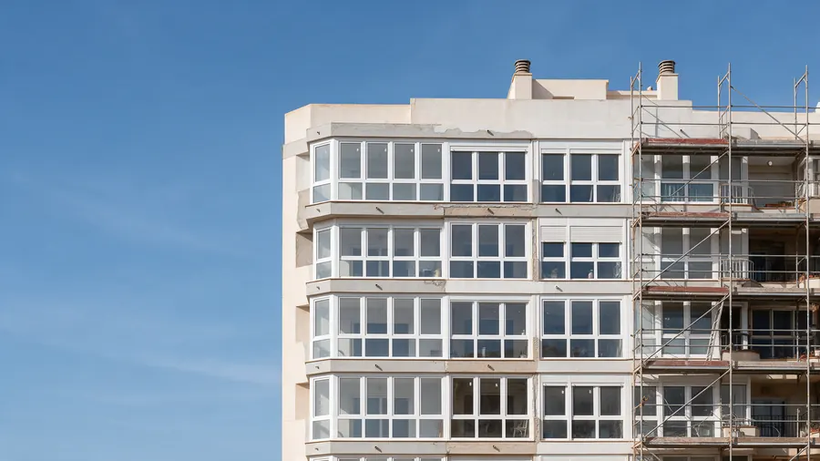 Edificio en rehabilitación con ventanas de PVC nuevas