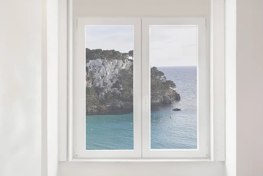 Ventana Cortizo A 70 con vistas al mar