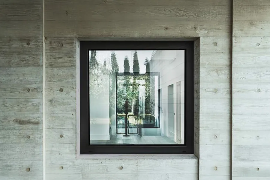 Ventana Cortizo A 84 de hoja oculta en fachada moderna