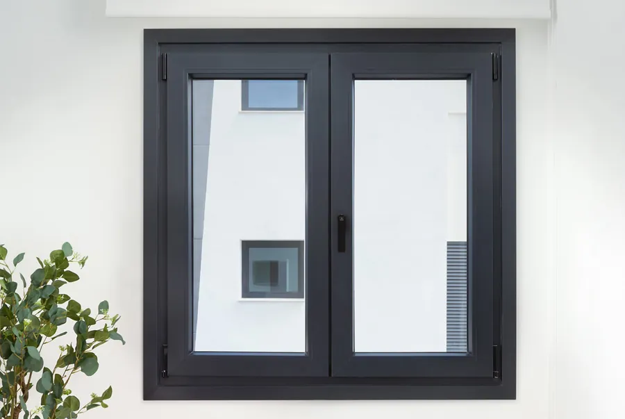 Ventana Cortizo A 84 Passivhaus en fachada contemporánea